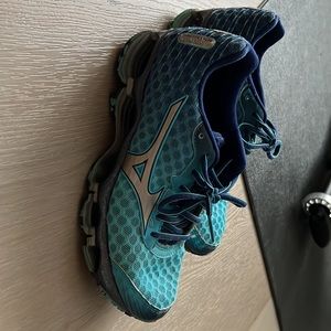 Mizuno size 7 women’s sneaker